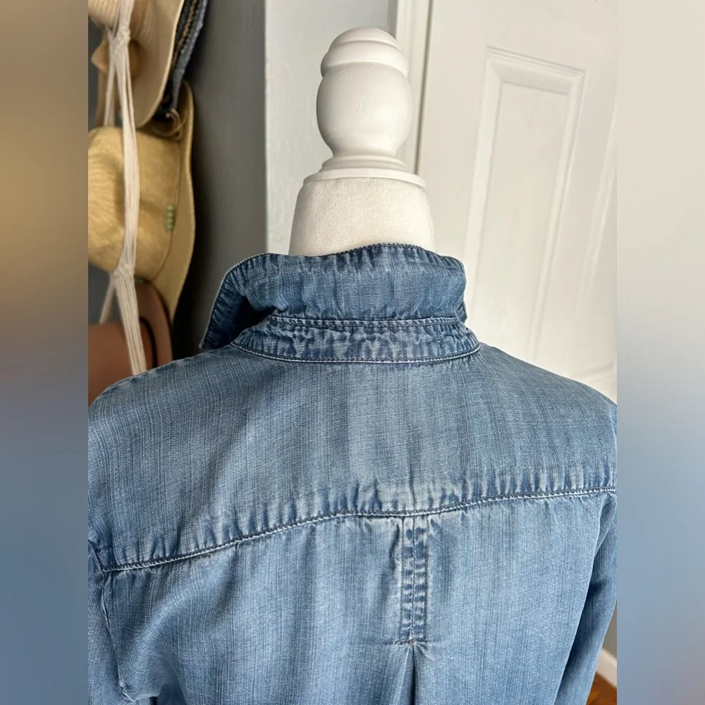 Cloth and Stone collared button up lightweight denim colored shirt size small - Picture 4 of 8
